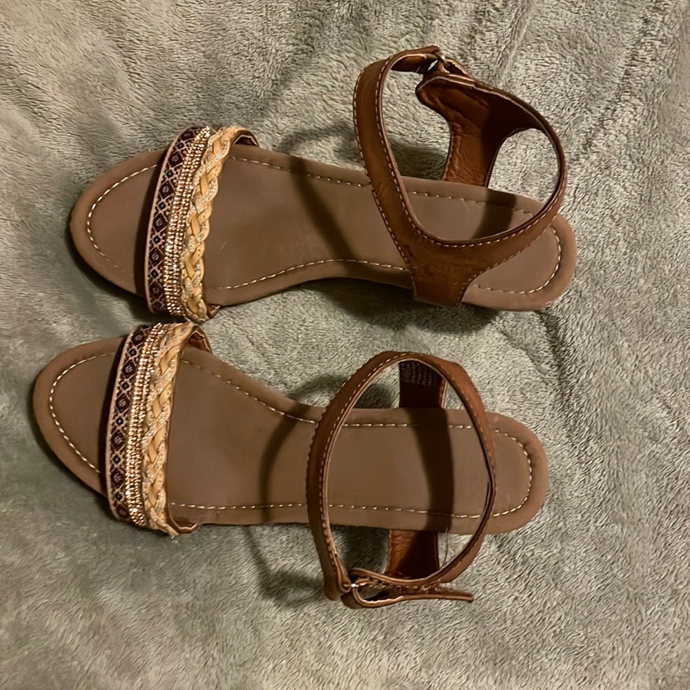 Selling size 6 wedges, no damage or scuffs are visible, leather straps.